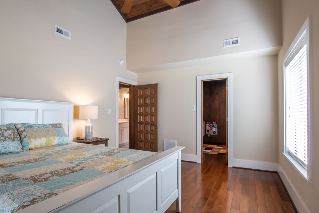 Bristol, Tennessee 37620, United States, 6 Bedrooms Bedrooms, ,5 BathroomsBathrooms,Residential,Active,108978