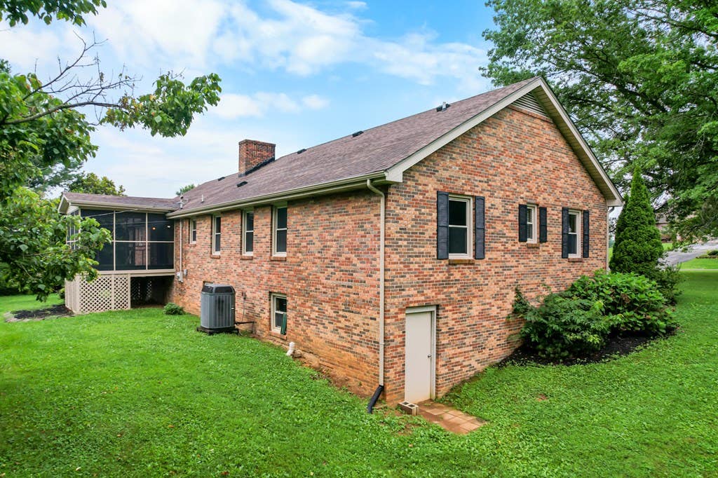 Photo of 19452 Pleasant View Dr, Abingdon, VA 24211 (MLS # 111259)