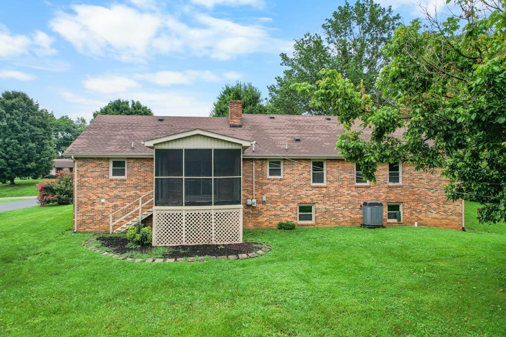 Photo of 19452 Pleasant View Dr, Abingdon, VA 24211 (MLS # 111259)