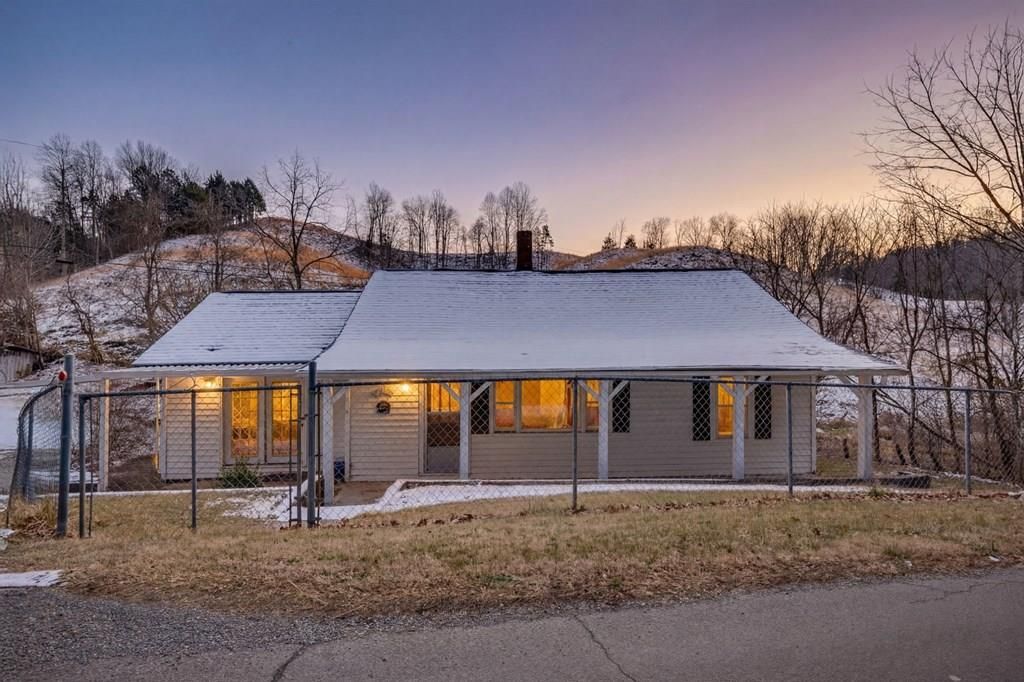 Photo of 6 Sexton Drive, Castlewood, VA 24224 (MLS # 104706)