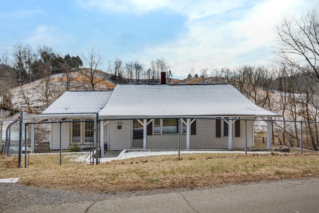 Photo of 6 Sexton Drive, Castlewood, VA 24224 (MLS # 104706)