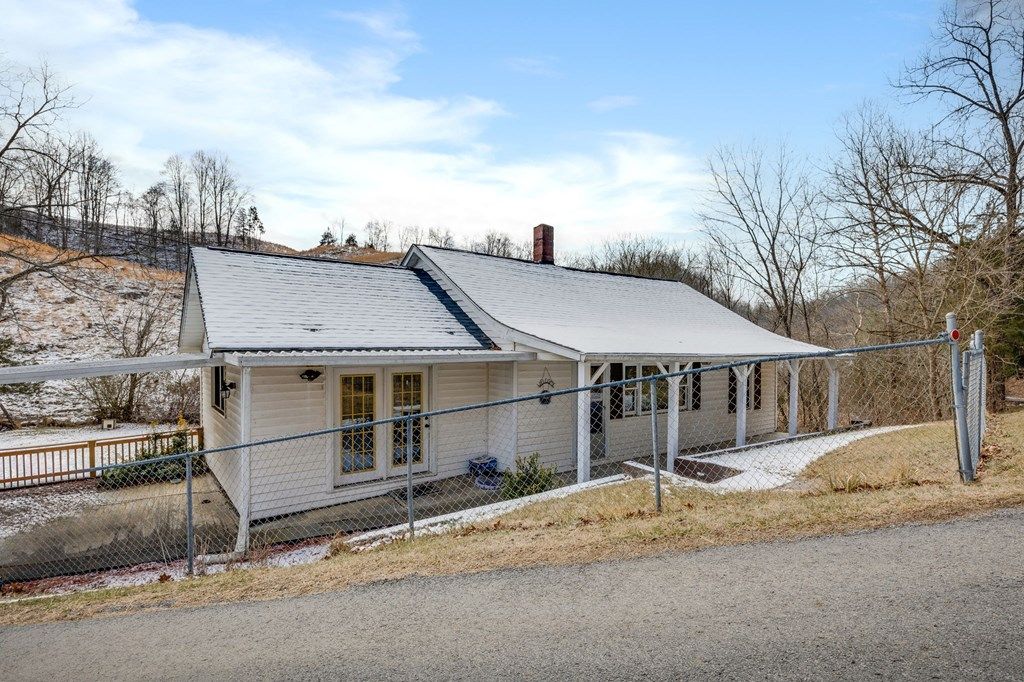 Photo of 6 Sexton Drive, Castlewood, VA 24224 (MLS # 104706)