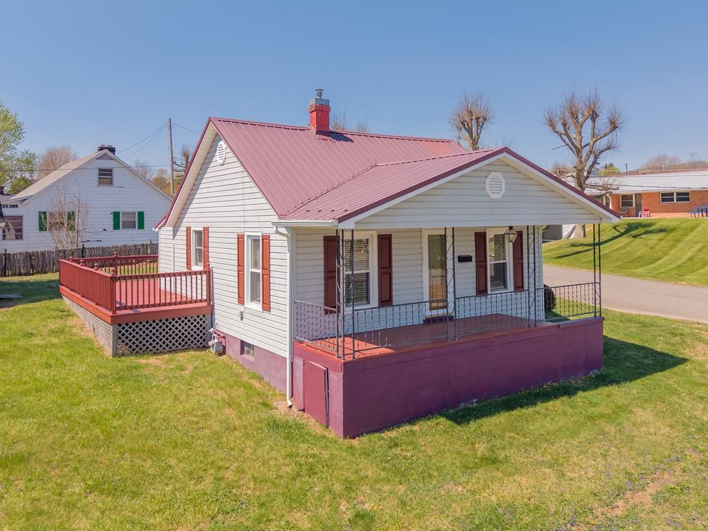Photo of 905 W Franklin Street, Wytheville, VA 24382 (MLS # 109504)