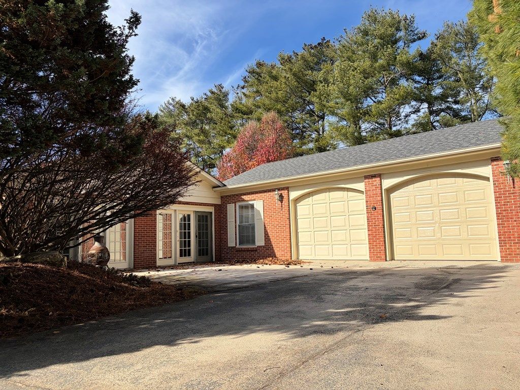 Photo of 258 Edgewood Dr, Hillsville, VA 24343 (MLS # 104227)