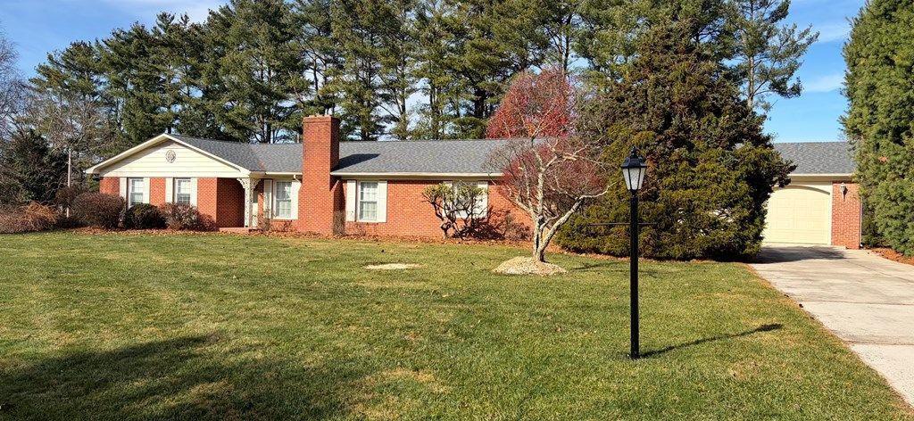 Photo of 258 Edgewood Dr, Hillsville, VA 24343 (MLS # 104227)