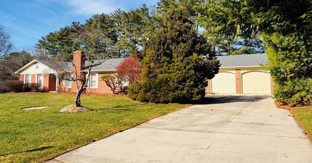 Photo of 258 Edgewood Dr, Hillsville, VA 24343 (MLS # 104227)