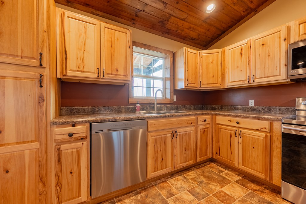 Max Meadows, Virginia 24360, United States, 2 Bedrooms Bedrooms, ,2 BathroomsBathrooms,Residential,Contingent,11515