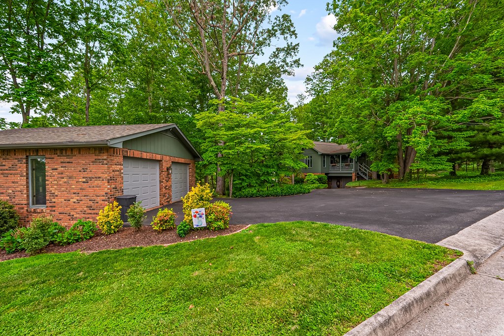 Wytheville, Virginia 24382, United States, 4 Bedrooms Bedrooms, ,3 BathroomsBathrooms,Residential,Pending,134036