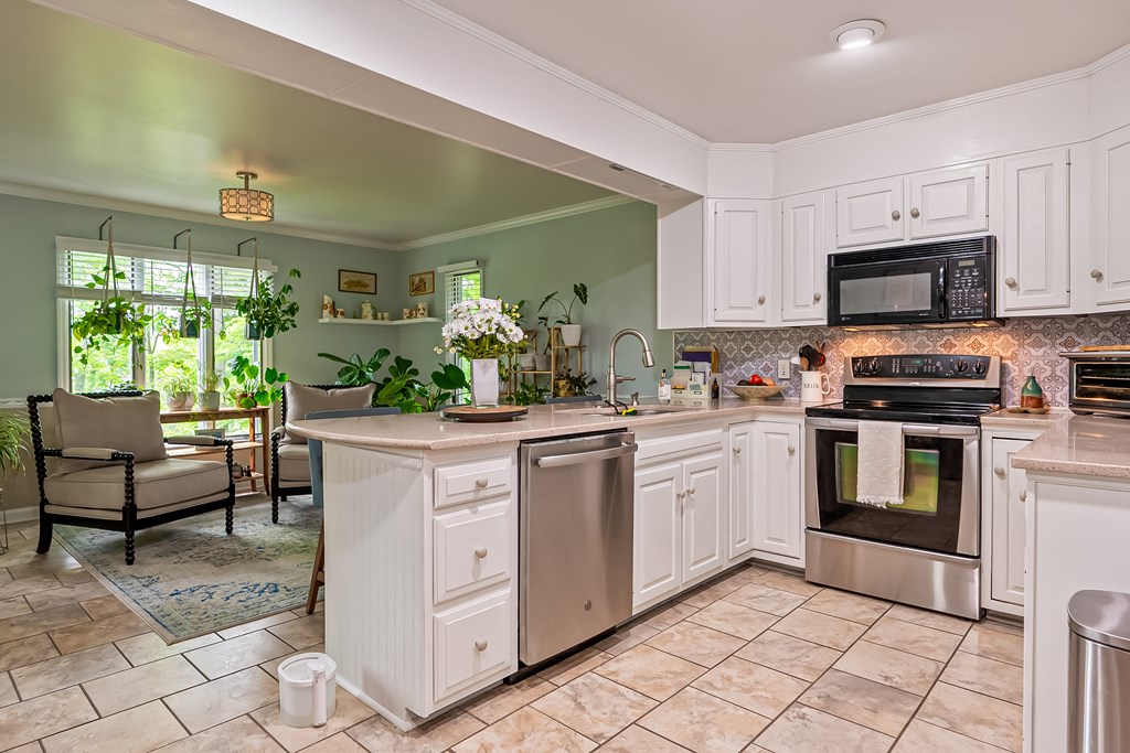 Wytheville, Virginia 24382, United States, 4 Bedrooms Bedrooms, ,3 BathroomsBathrooms,Residential,Pending,134036