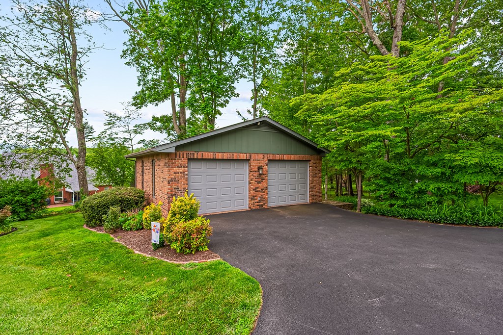 Wytheville, Virginia 24382, United States, 4 Bedrooms Bedrooms, ,3 BathroomsBathrooms,Residential,Pending,134036