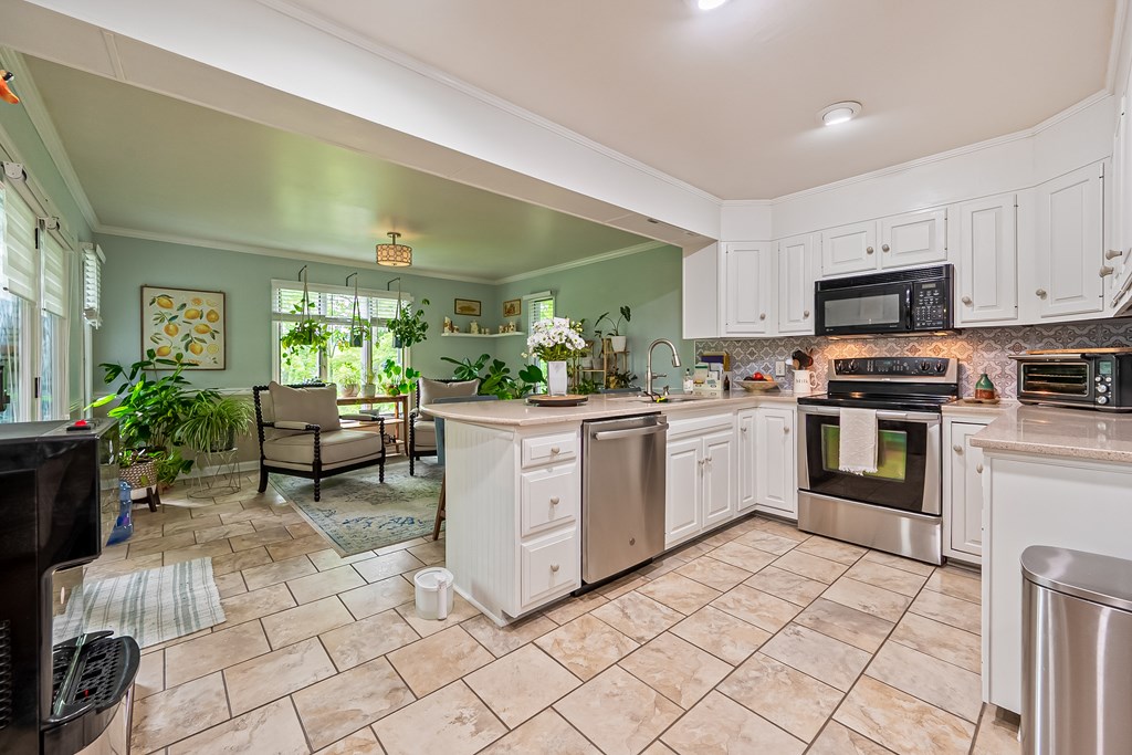 Wytheville, Virginia 24382, United States, 4 Bedrooms Bedrooms, ,3 BathroomsBathrooms,Residential,Pending,134036