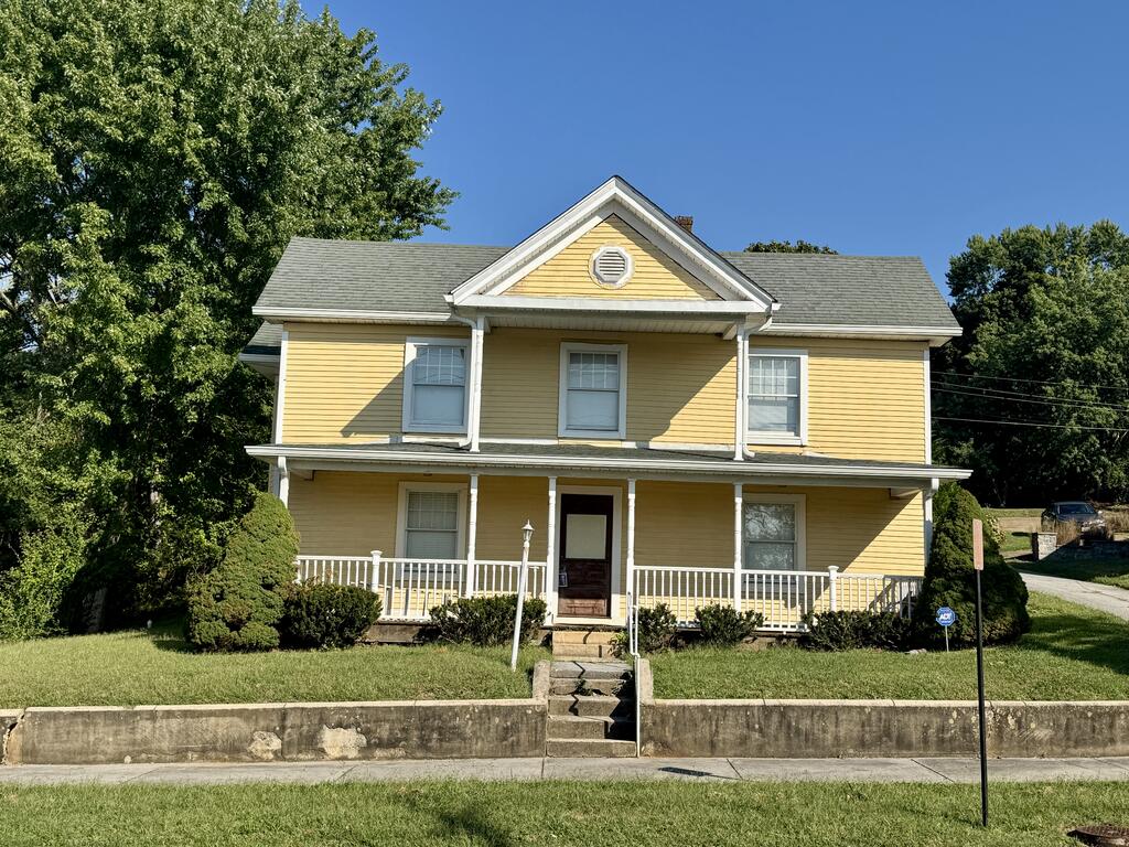 Photo of 301 W Valley Dr, Abingdon, VA 24210 (MLS # 112113)