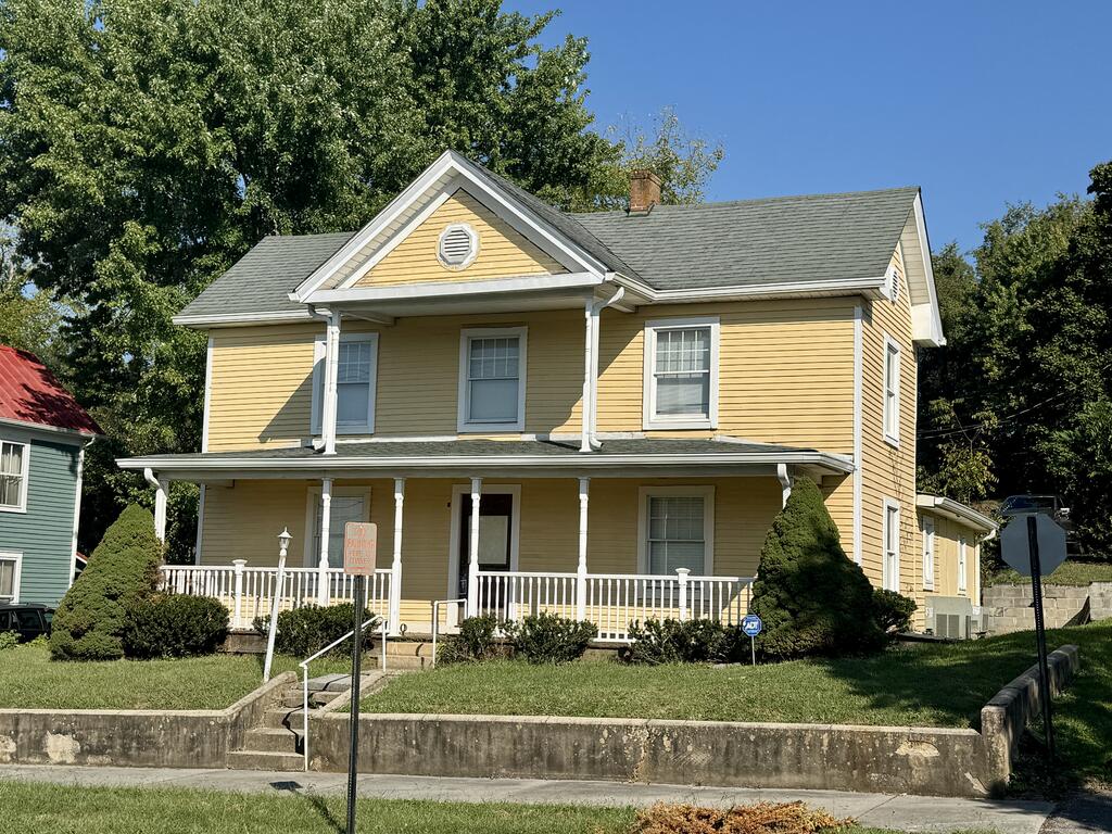 Photo of 301 W Valley Dr, Abingdon, VA 24210 (MLS # 112113)