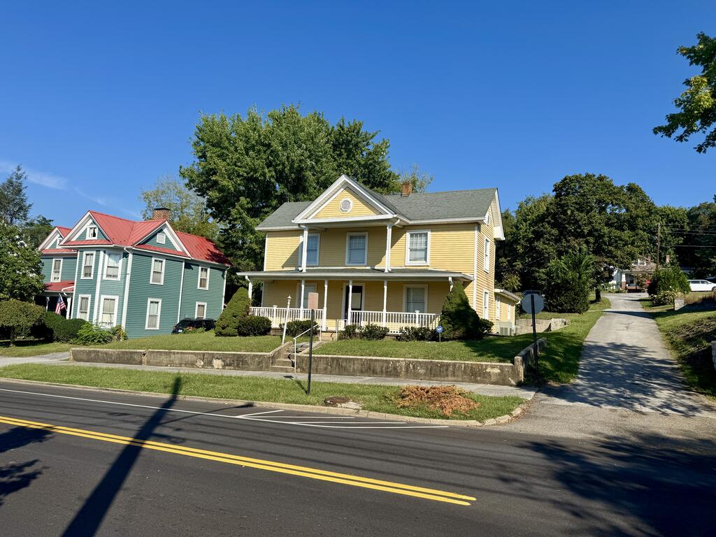 Photo of 301 W Valley Dr, Abingdon, VA 24210 (MLS # 112113)