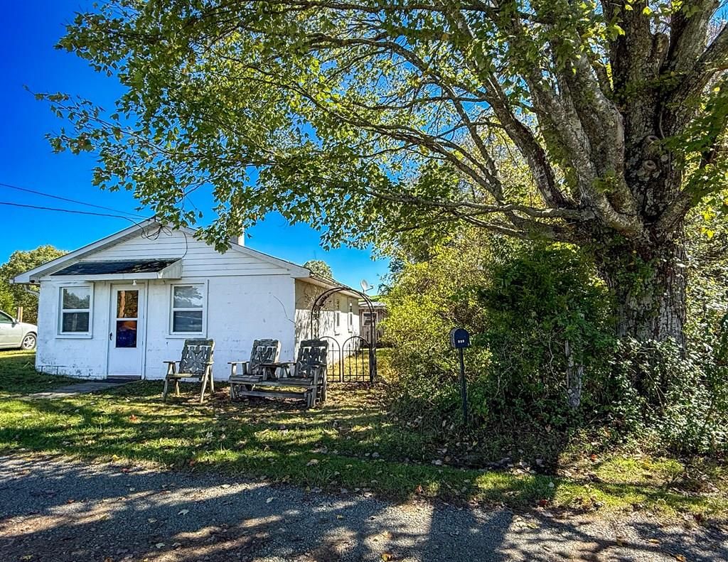 Photo of 108 Backwoods Farm Ln, Fries, VA 24330 (MLS # 103625)