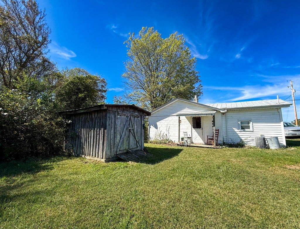 Photo of 108 Backwoods Farm Ln, Fries, VA 24330 (MLS # 103625)