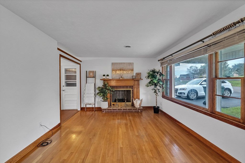 Photo of 135 Montrose Dr, Bristol, VA 24201 (MLS # 103551)