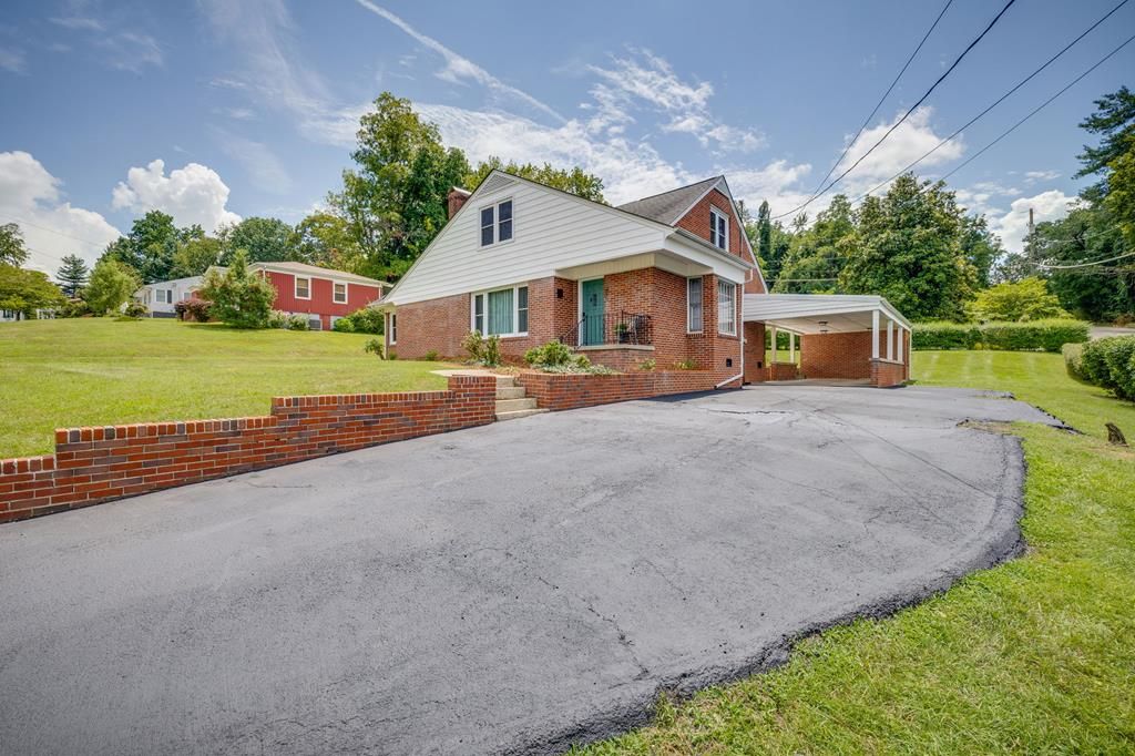 Photo of 215 Cherry Ln, Bristol, VA 24201 (MLS # 103546)