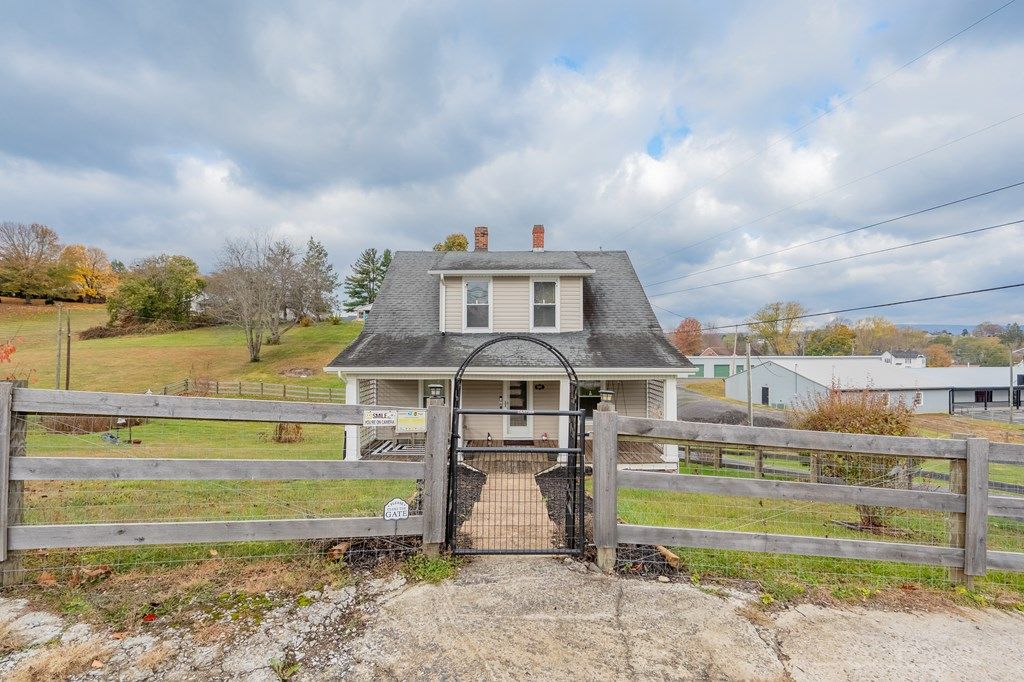Photo of 501 S Main St, Rural Retreat, VA 24368 (MLS # 104030)