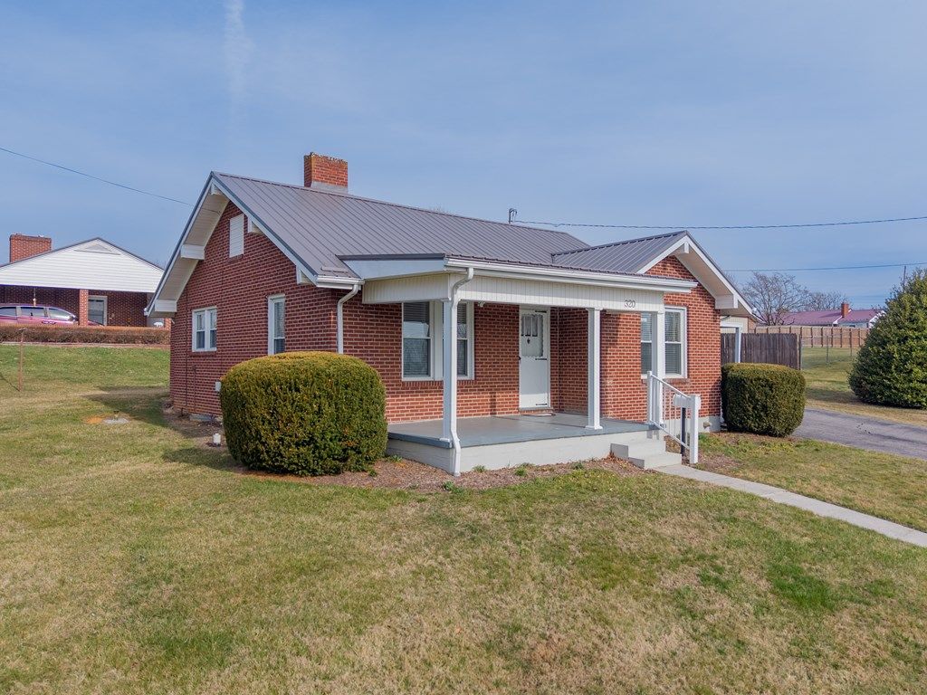 Photo of 320 Mountain View Drive, Wytheville, VA 24360 (MLS # 109087)