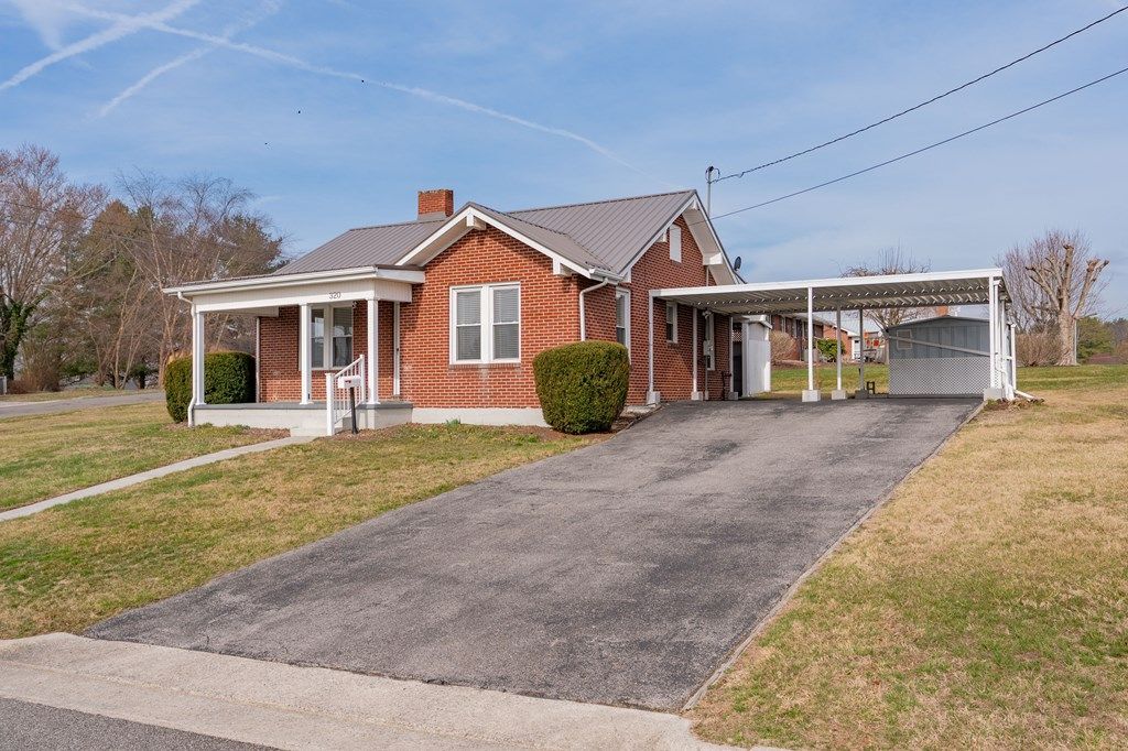 Photo of 320 Mountain View Drive, Wytheville, VA 24360 (MLS # 109087)