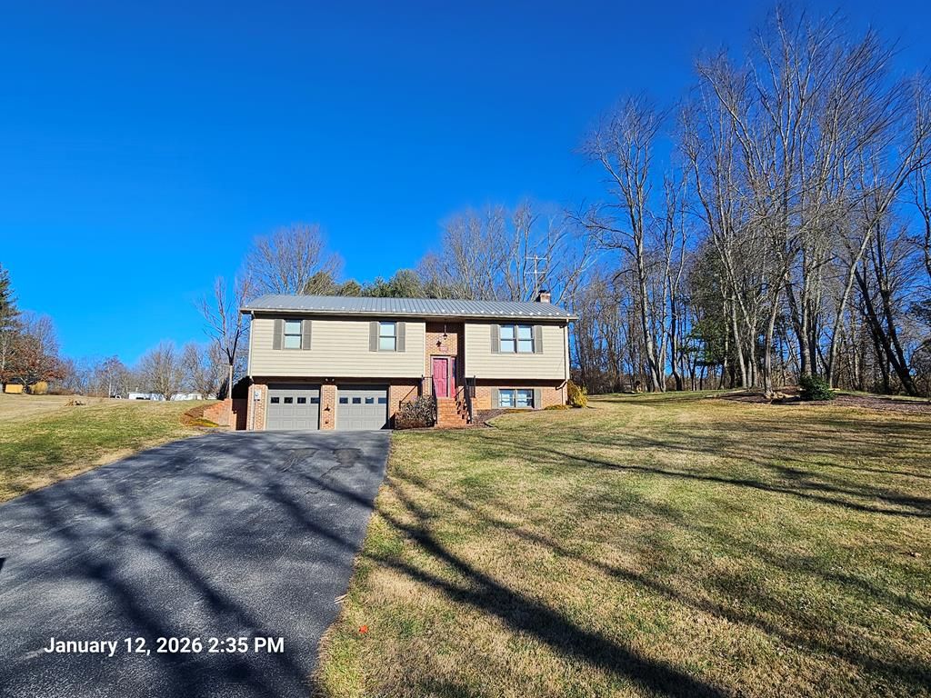 Photo of 721 Thomas Bridge Rd, Marion, VA 24354 (MLS # 104555)