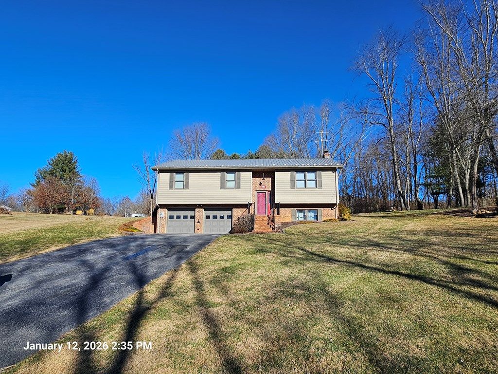 Photo of 721 Thomas Bridge Rd, Marion, VA 24354 (MLS # 104555)