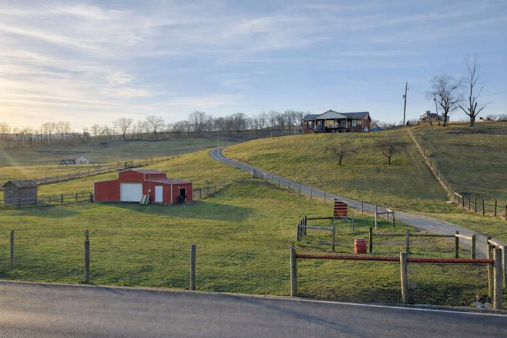 Photo of 108 Meredith Ln, Tazewell, VA 24651 (MLS # 105925)