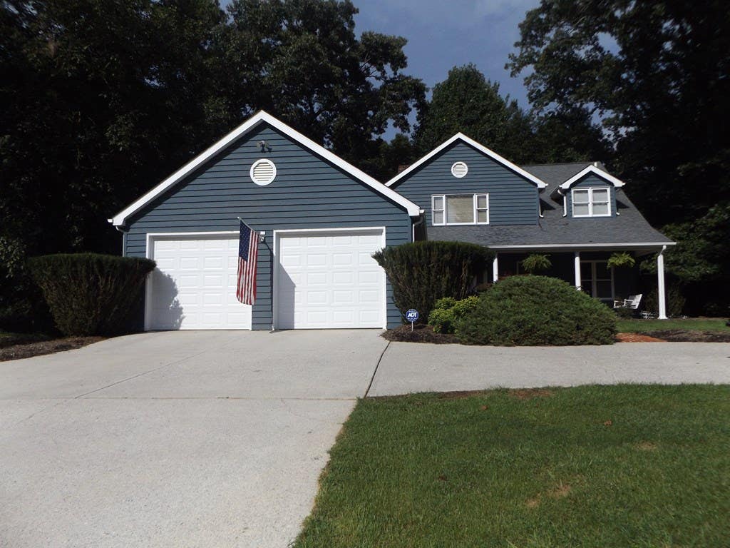 Photo of 1201 Lynn St, Hillsville, VA 24343 (MLS # 111343)