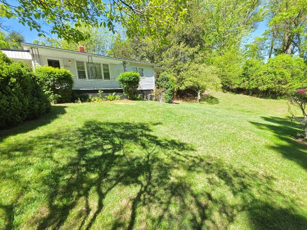 Photo of 312 Edgewood Dr, Galax, VA 24333 (MLS # 109896)
