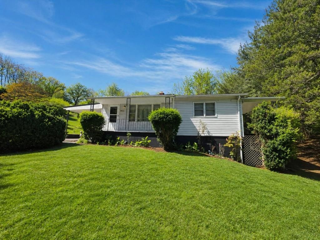 Photo of 312 Edgewood Dr, Galax, VA 24333 (MLS # 109896)