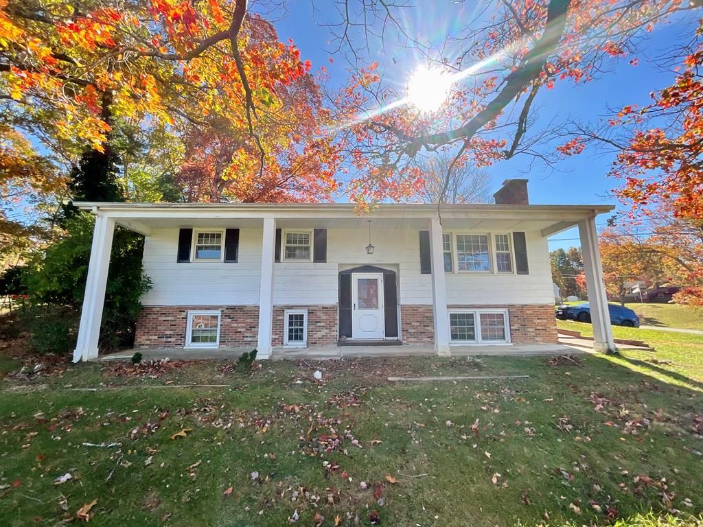 Photo of 101 Robinhood Rd, Galax, VA 24333 (MLS # 102988)