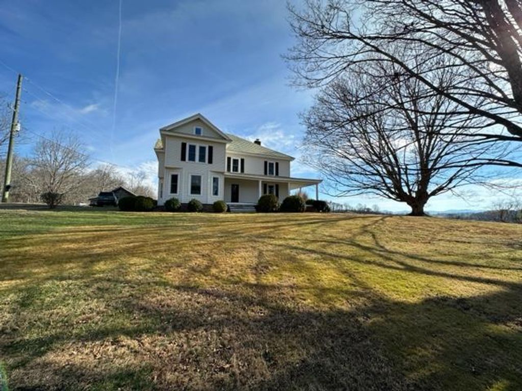 Photo of 622 Old Bridle Creek Dr, Independence, VA 24348 (MLS # 104433)
