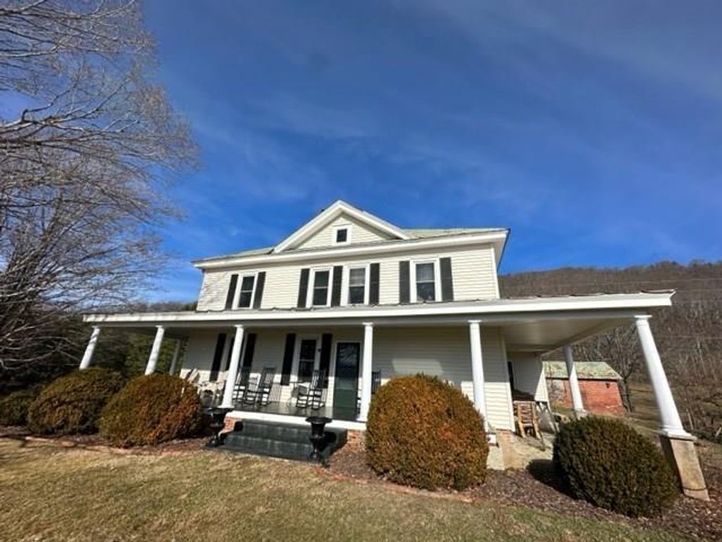 Photo of 622 Old Bridle Creek Dr, Independence, VA 24348 (MLS # 104433)