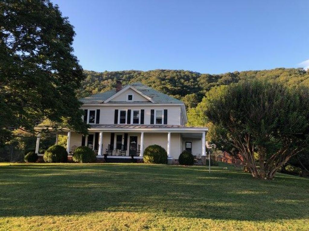 Photo of 622 Old Bridle Creek Dr, Independence, VA 24348 (MLS # 104433)