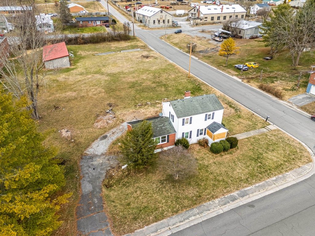 Photo of 1310 W Spiller St, Wytheville, VA 24382 (MLS # 104394)