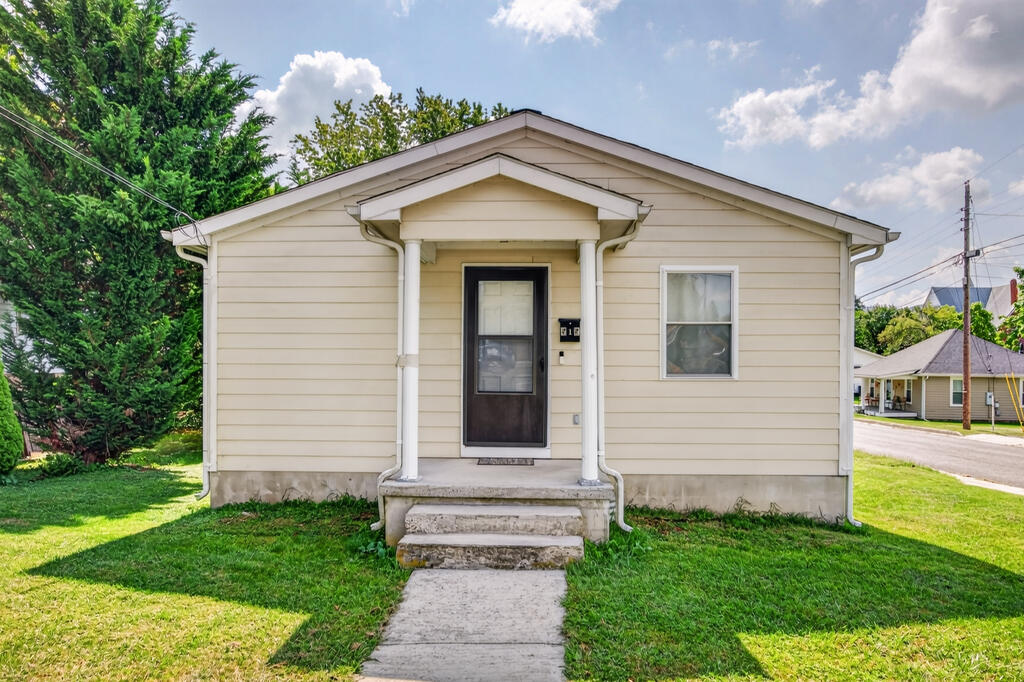 Photo of 515 E Spring Street, Wytheville, VA 24382 (MLS # 111727)