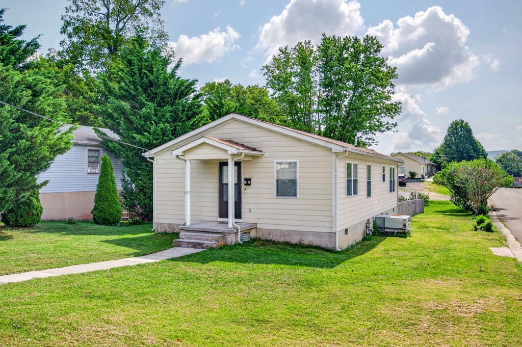 Photo of 515 E Spring Street, Wytheville, VA 24382 (MLS # 111727)