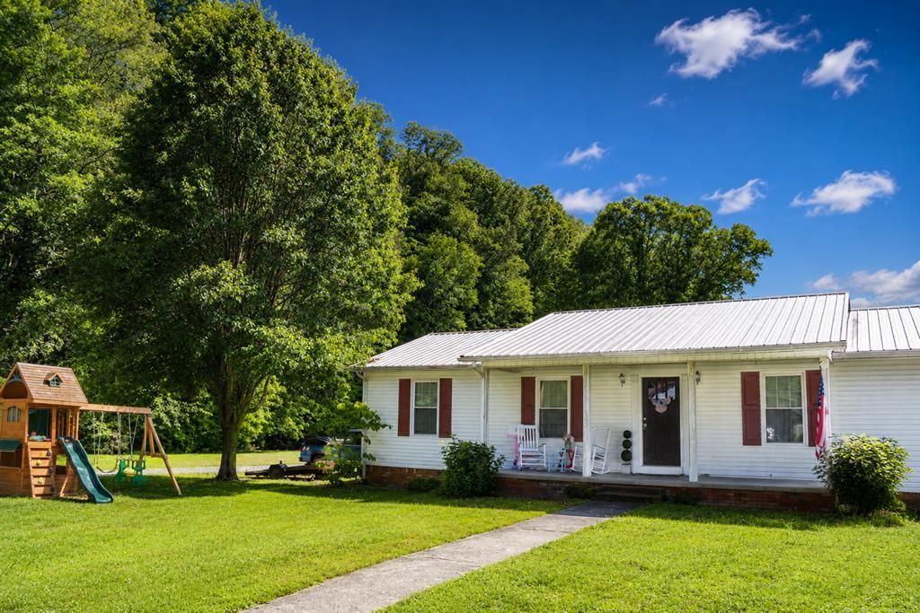 Photo of 142 4th Street, Cedar Bluff, VA 24609 (MLS # 110435)