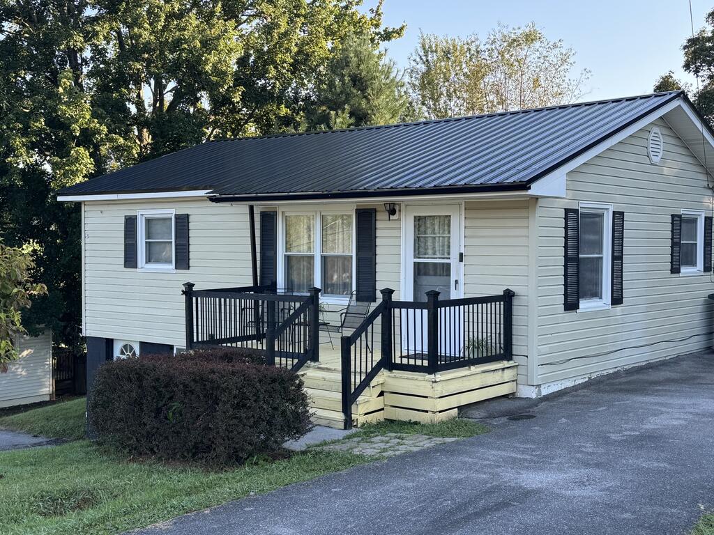 Photo of 264 SW Ruth St, Abingdon, VA 24210 (MLS # 111945)