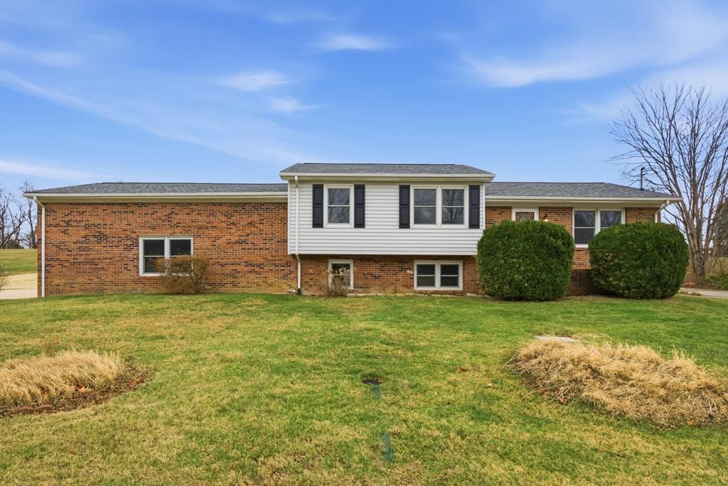 Photo of 935 Rolling Hills Dr, Wytheville, VA 24382 (MLS # 104426)