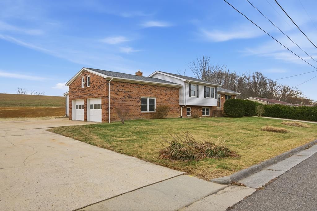 Photo of 935 Rolling Hills Dr, Wytheville, VA 24382 (MLS # 104426)