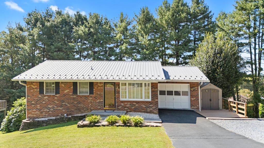 Photo of 226 High Oak Drive, Bristol, VA 24201 (MLS # 111786)
