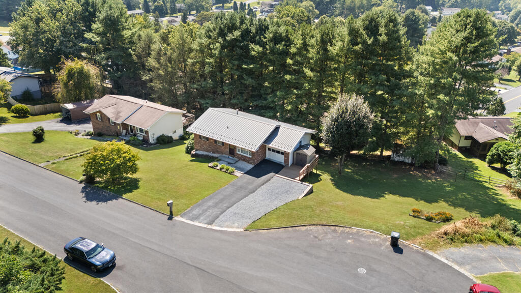 Photo of 226 High Oak Drive, Bristol, VA 24201 (MLS # 111786)