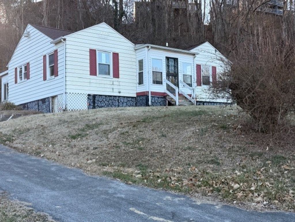 Photo of 1169 Valley Drive, Bristol, VA 24201 (MLS # 105817)