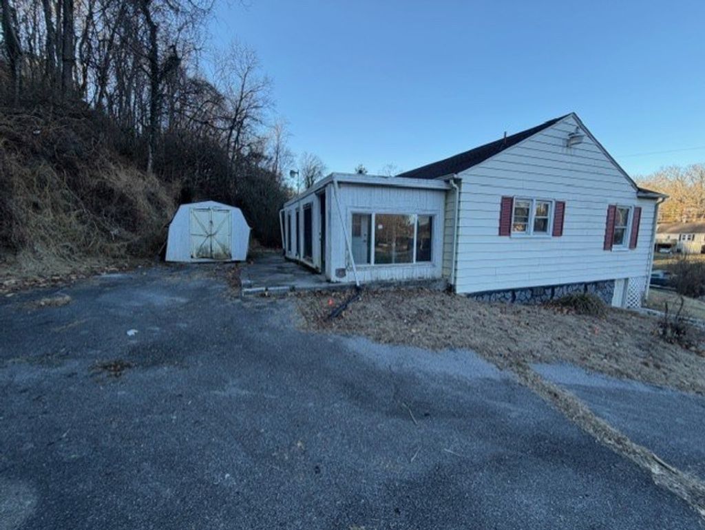 Photo of 1169 Valley Drive, Bristol, VA 24201 (MLS # 105817)