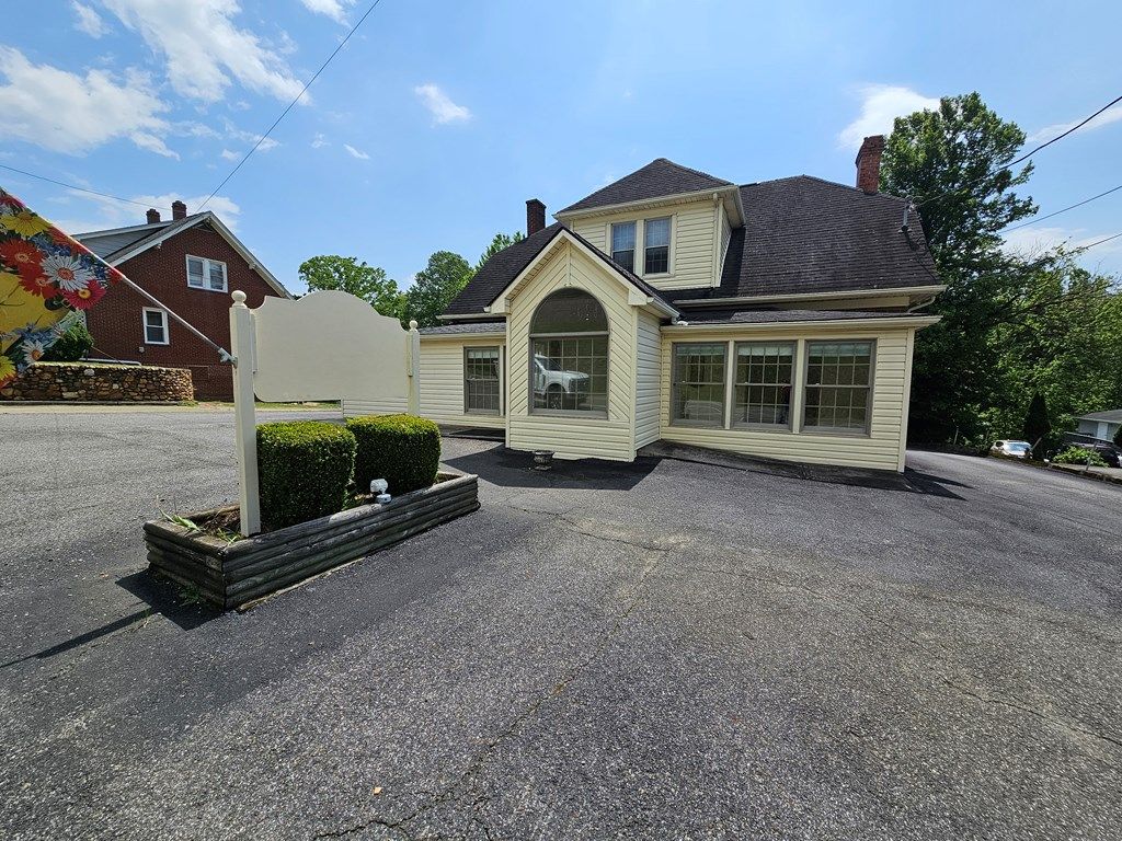 Photo of 609 Glendale Rd, Galax, VA 24333 (MLS # 99794)