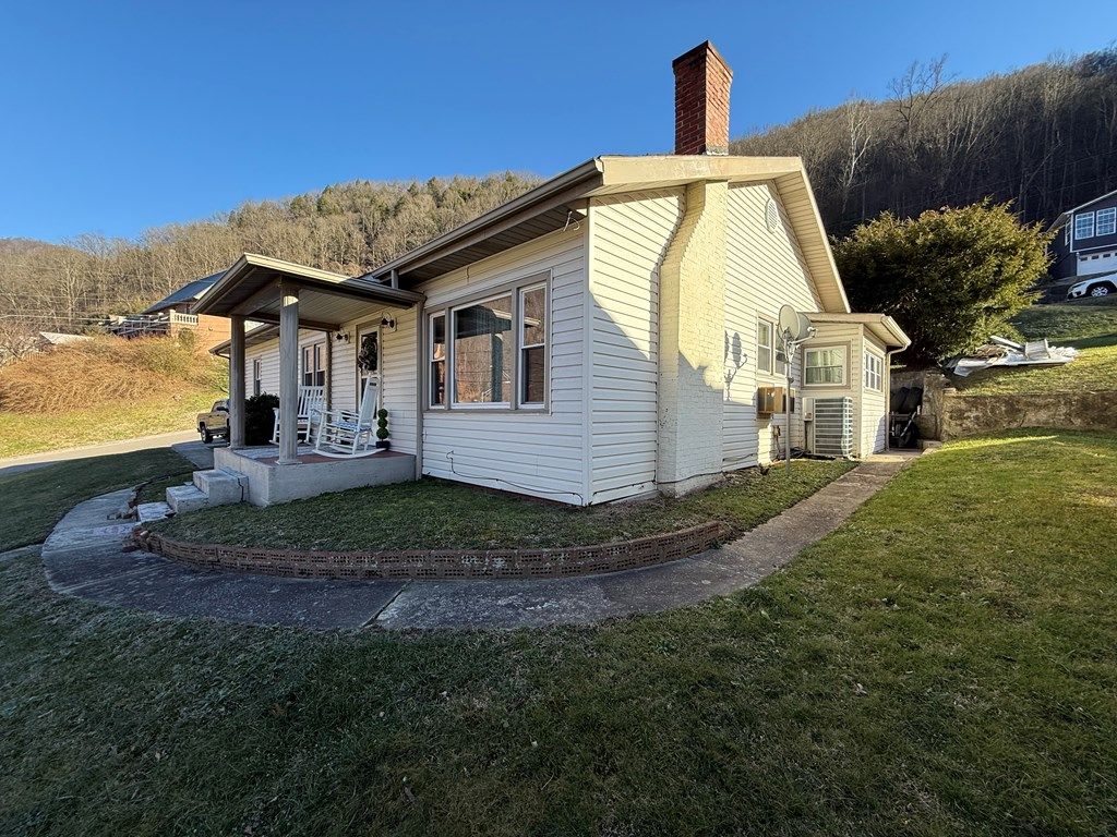 Photo of 1030 Russell Hill St, Buchanan, VA 24614 (MLS # 104691)