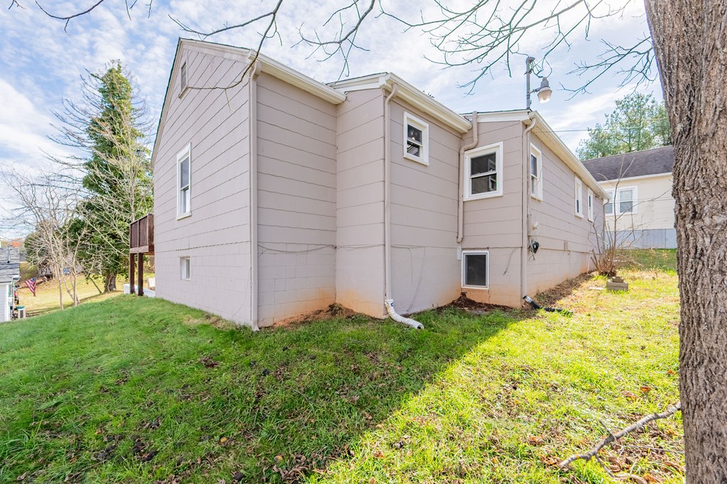 Hillsville, Virginia 24343, United States, 3 Bedrooms Bedrooms, ,2 BathroomsBathrooms,Residential,Active,245702