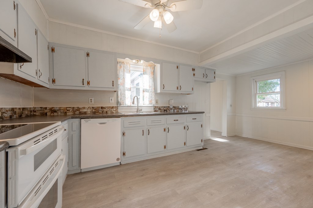 Hillsville, Virginia 24343, United States, 3 Bedrooms Bedrooms, ,2 BathroomsBathrooms,Residential,Active,245702